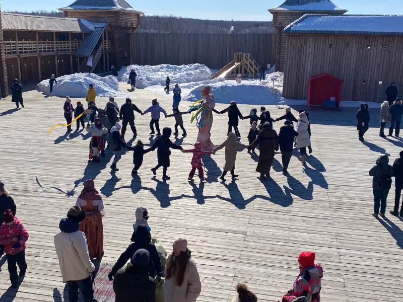 Фотозоны, казачьи забавы и чай с блинами: как жители Приамурья провожают зиму