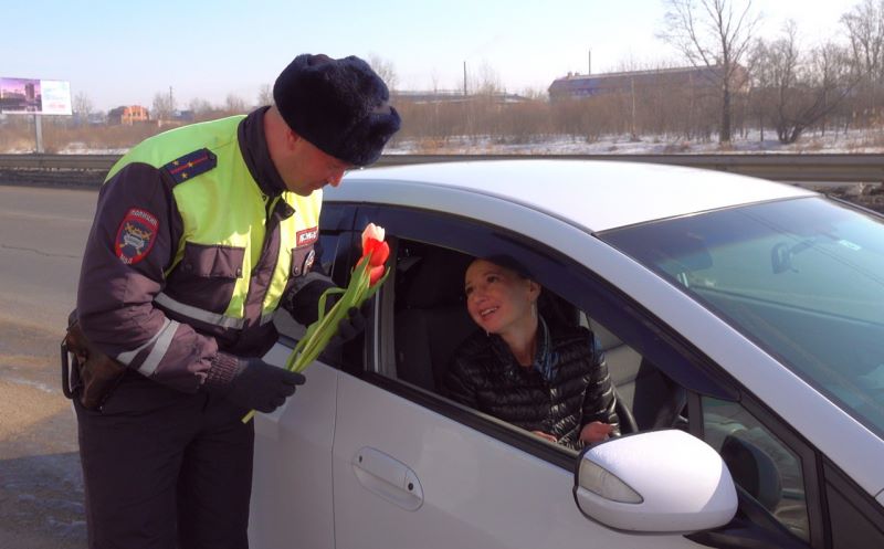 В Приамурье автоледи получили тюльпаны от сотрудников ДПС