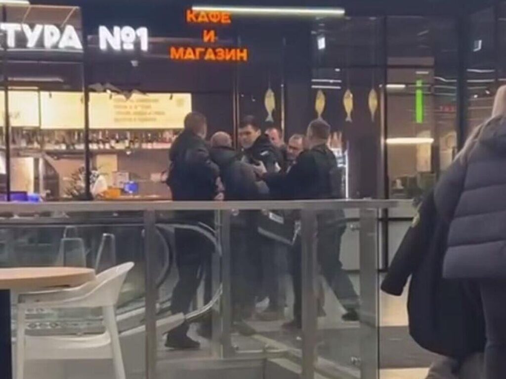 В подмосковном торговом центре посетитель стрелял в охранников