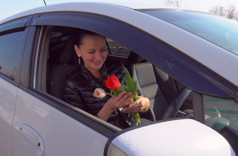 В Приамурье автоледи получили тюльпаны от сотрудников ДПС