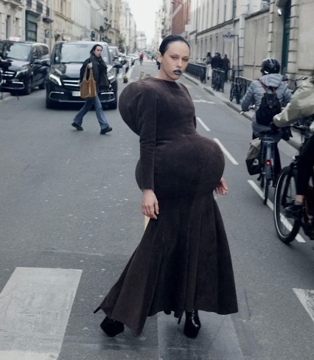 Певица Катя IOWA удивила экстравагантным образом на неделе моды в Париже