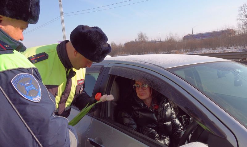 В Приамурье автоледи получили тюльпаны от сотрудников ДПС
