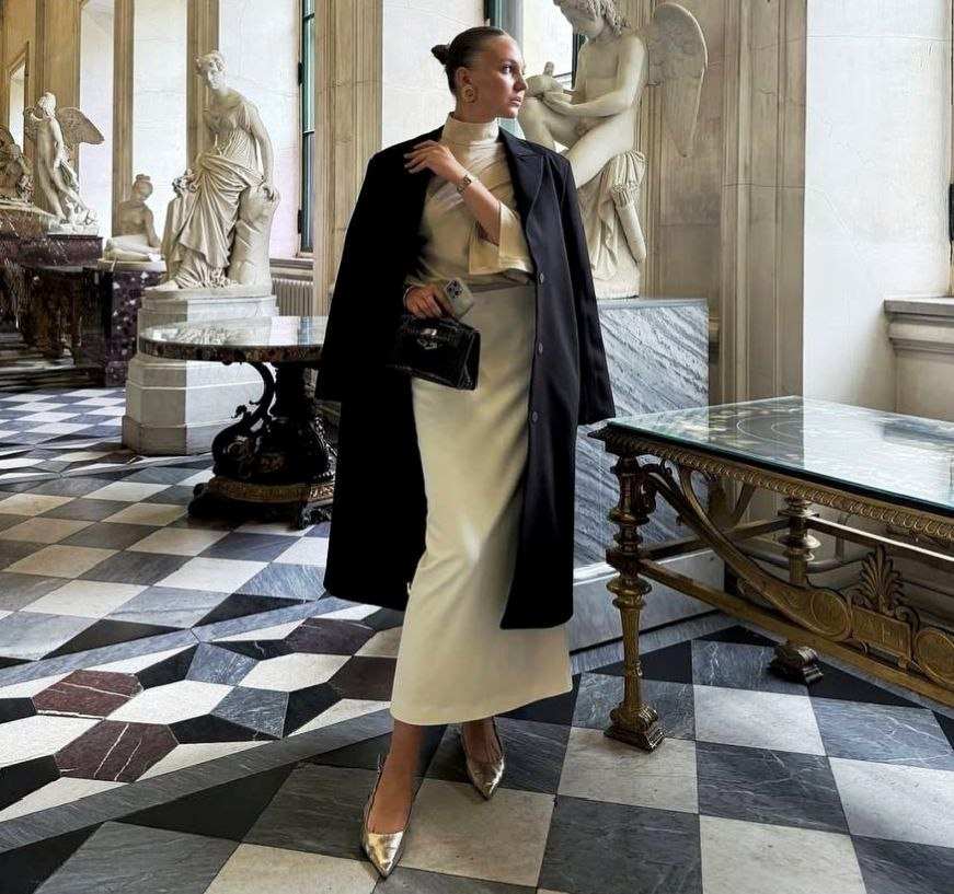 Блогерша из Москвы заявила, что её не пустили в Эрмитаж из-за слишком нарядной одежды