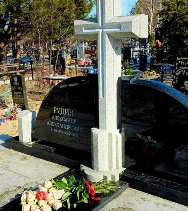 Певица Натали подготовила себе место рядом с могилой мужа