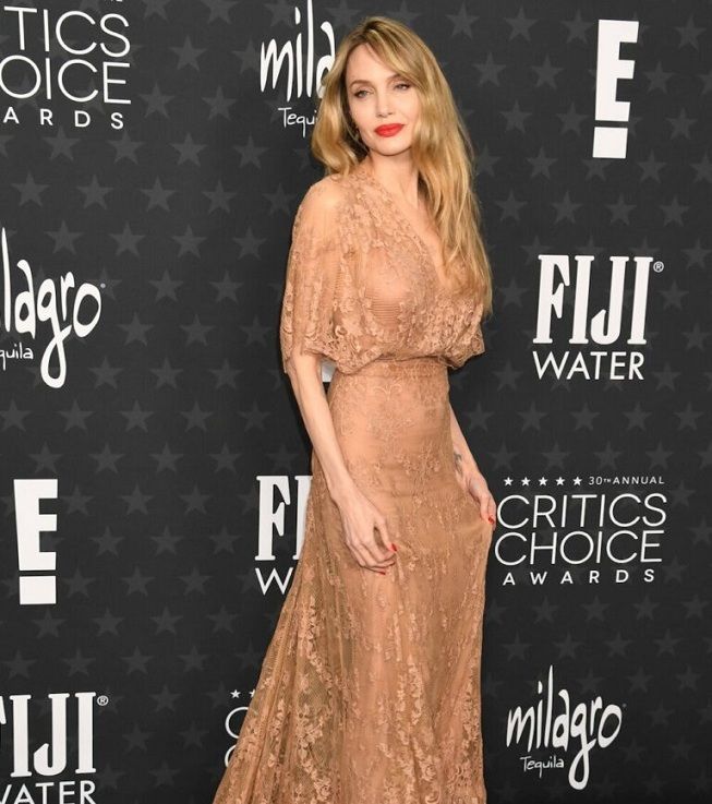 Дети Анджелины Джоли обеспокоены из-за её болезненной худобы