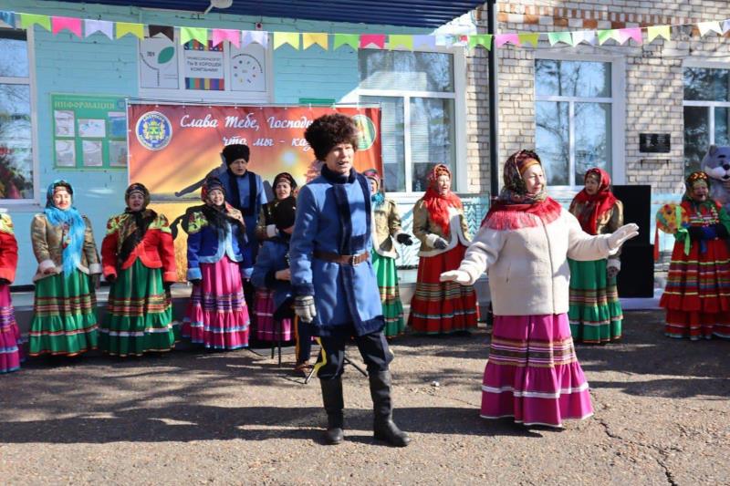 Фотозоны, казачьи забавы и чай с блинами: как жители Приамурья провожают зиму