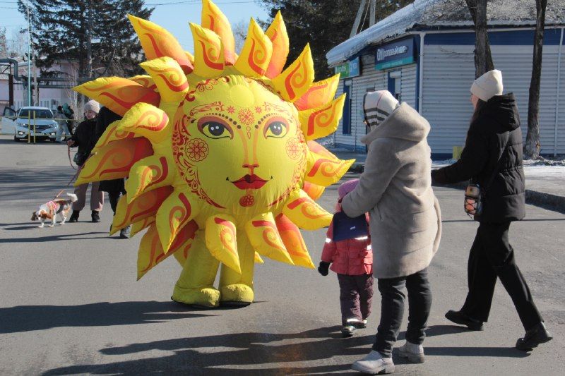 Фотозоны, казачьи забавы и чай с блинами: в Приамурье начали провожать зиму