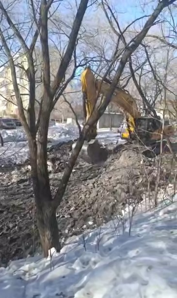 Бутылки, пакеты, покрышки: из благовещенской Бурхановки продолжают доставать мусор