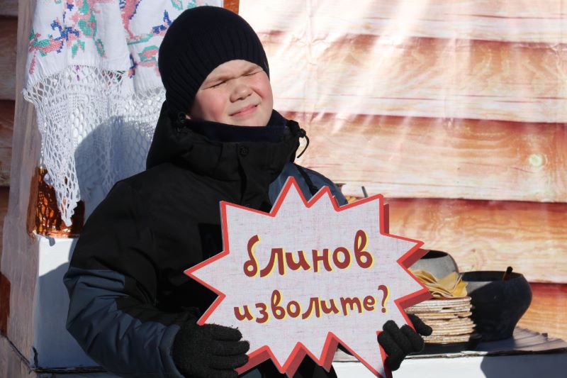 Фотозоны, казачьи забавы и чай с блинами: как жители Приамурья провожают зиму