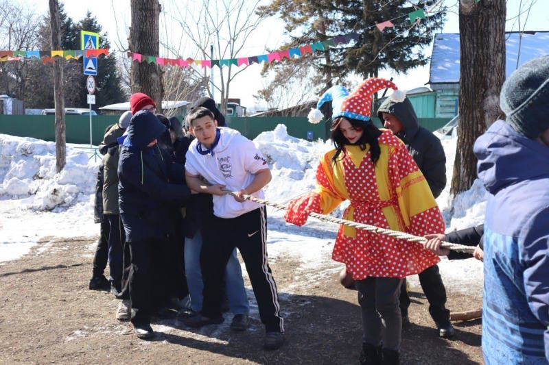 Фотозоны, казачьи забавы и чай с блинами: как жители Приамурья провожают зиму