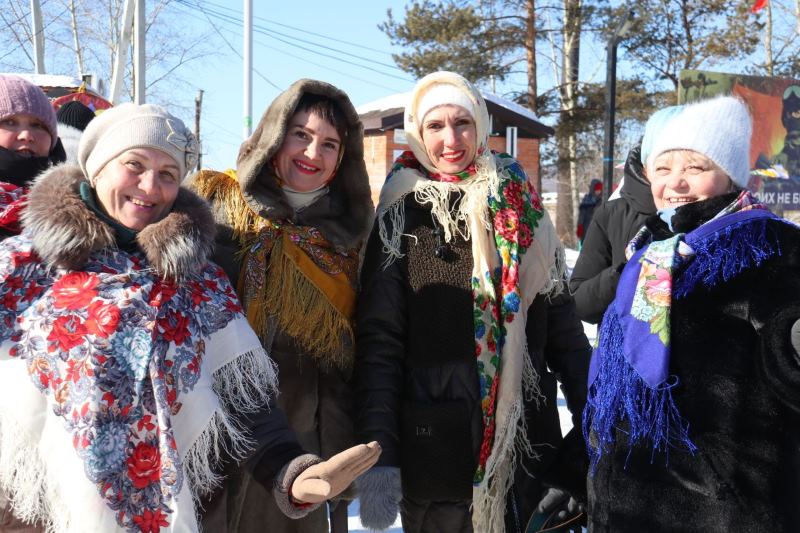 Фотозоны, казачьи забавы и чай с блинами: как жители Приамурья провожают зиму