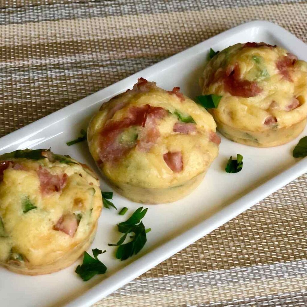 закуски на природу, рецепт закусок, рецепт маффинов, рулет с начинкой