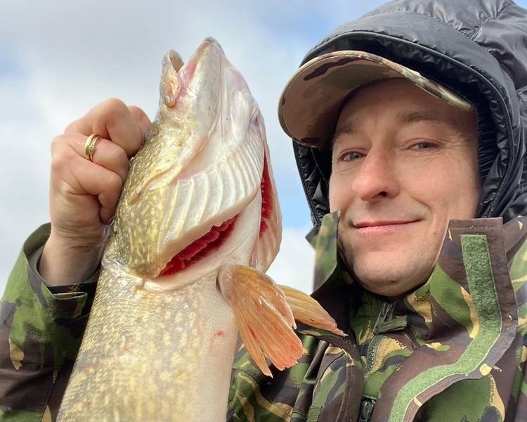 Сергей Безруков оказался в центре скандала из-за фото с рыбалки