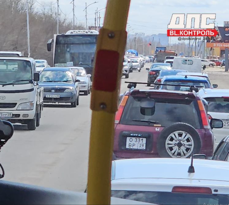 На дорогах к кладбищам Благовещенска огромные пробки