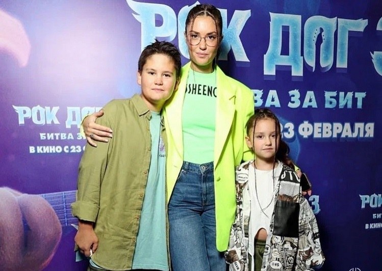 Агата Муцениеце с детьми