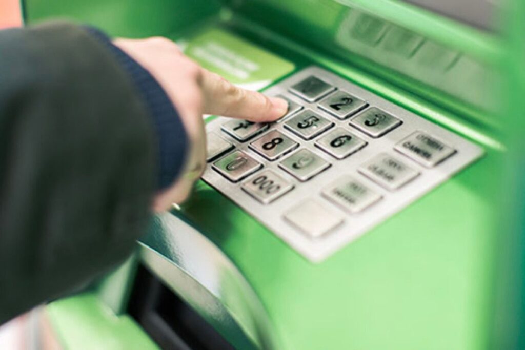 Пенсионерам в Японии запретят пользоваться банкоматами во время разговора по телефону 