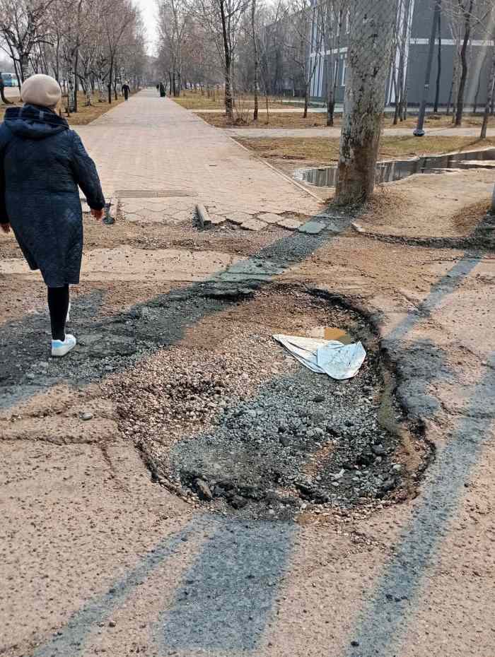 яма на дороге