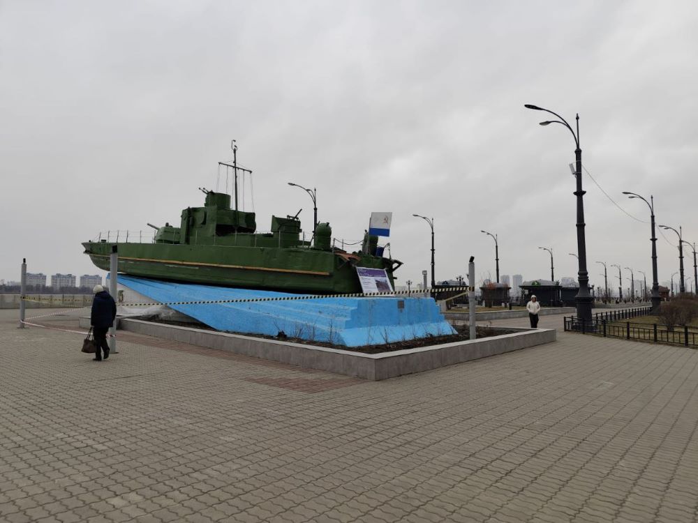 Власти объяснили, почему бронекатер на набережной Благовещенска стал зелёным
