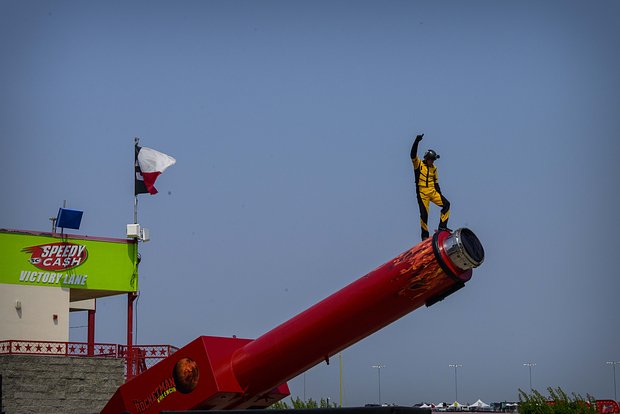 Человеку-ядру, которым выстрелили не туда, собирают деньги на лечение