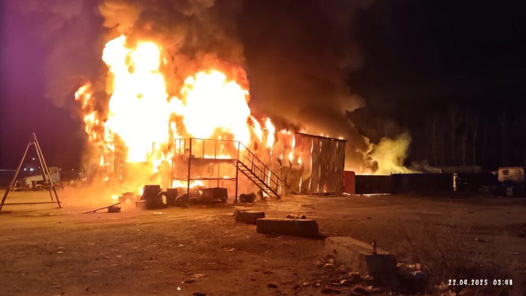 Сгорели гараж и два дома: как прошли сутки у пожарных Приамурья