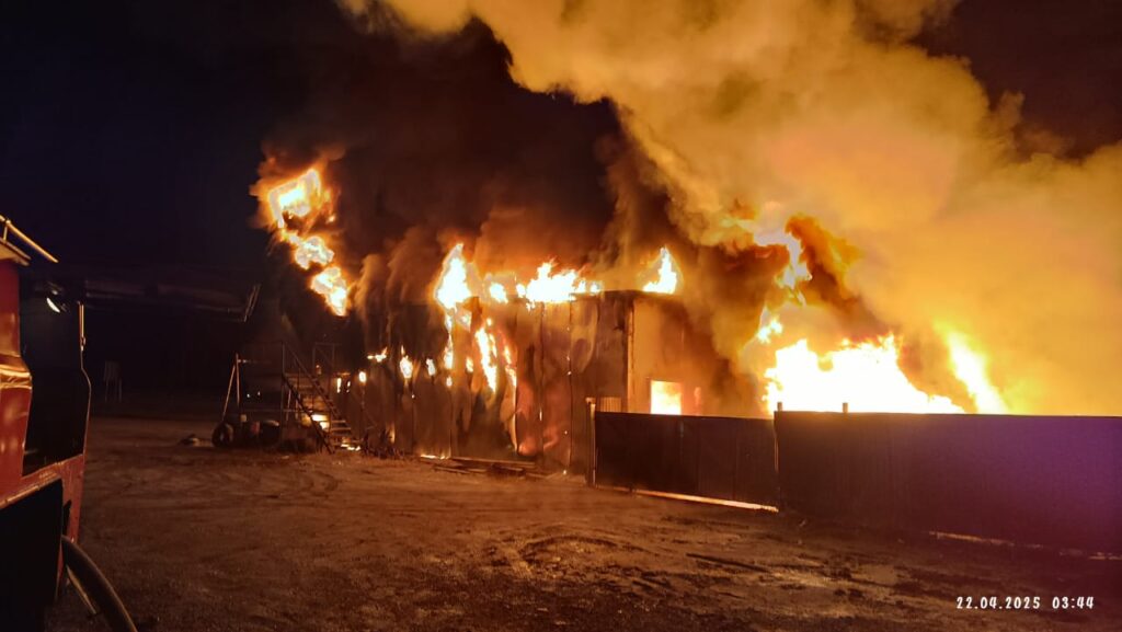 Сгорели гараж и два дома: как прошли сутки у пожарных Приамурья