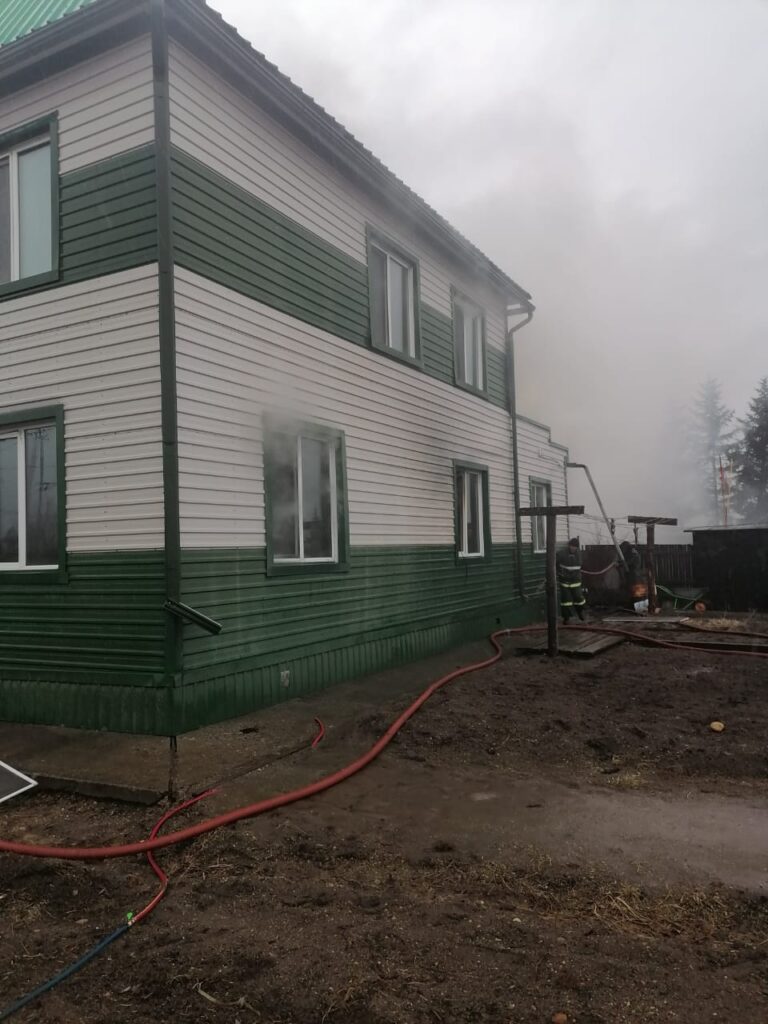 Сгорели гараж и два дома: как прошли сутки у пожарных Приамурья