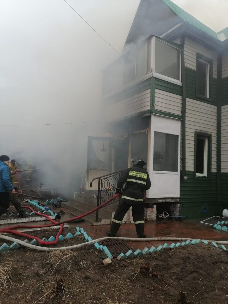 Сгорели гараж и два дома: как прошли сутки у пожарных Приамурья