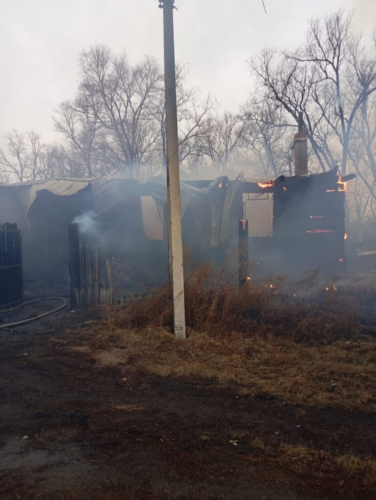Сгорели гараж и два дома: как прошли сутки у пожарных Приамурья