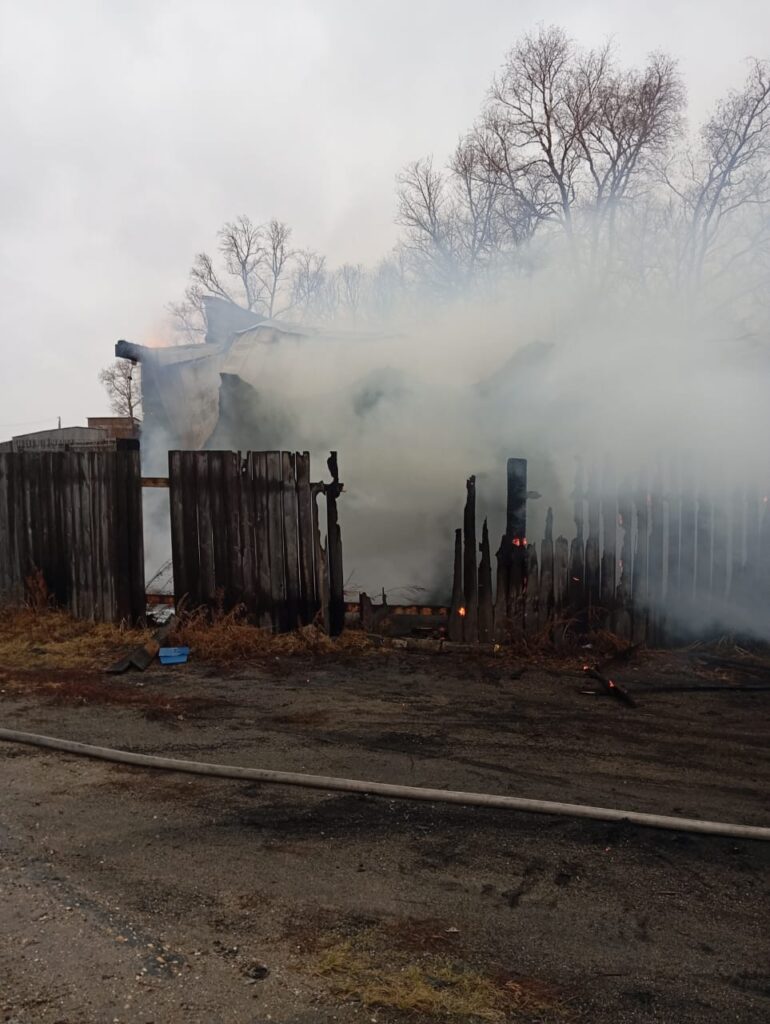 Сгорели гараж и два дома: как прошли сутки у пожарных Приамурья