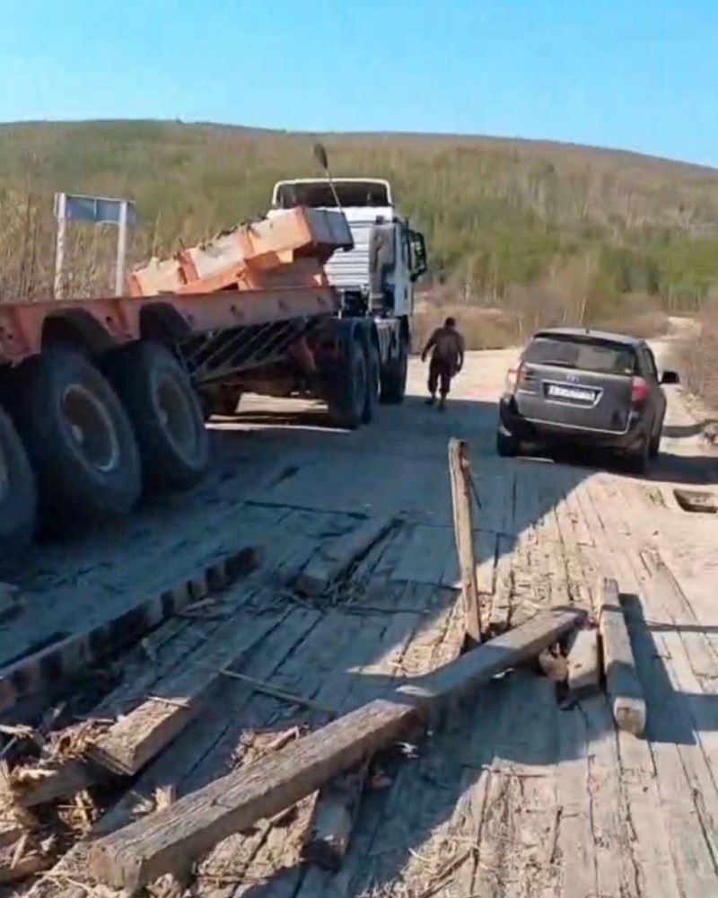 В Приамурье большегруз разрушил мост, ведущий к населенному пункту