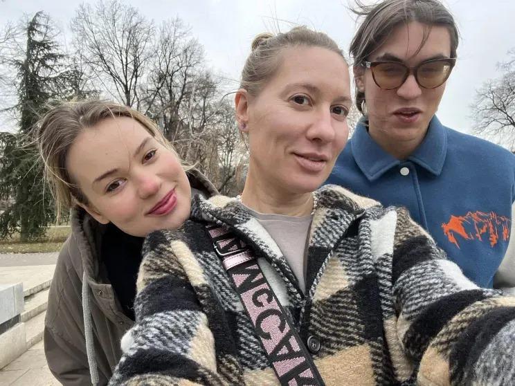 Сценарист сериала «Аутсорс» Анна Козлова не прилетела в Россию на похороны 19-летнего сына