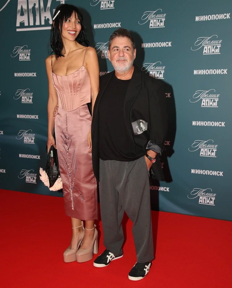 Александр Цекало вернулся в Россию с молодой женой