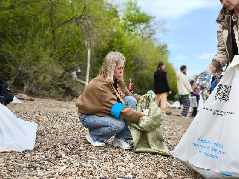 Добровольцы вынесли с Зейского пляжа 400 мешков мусора