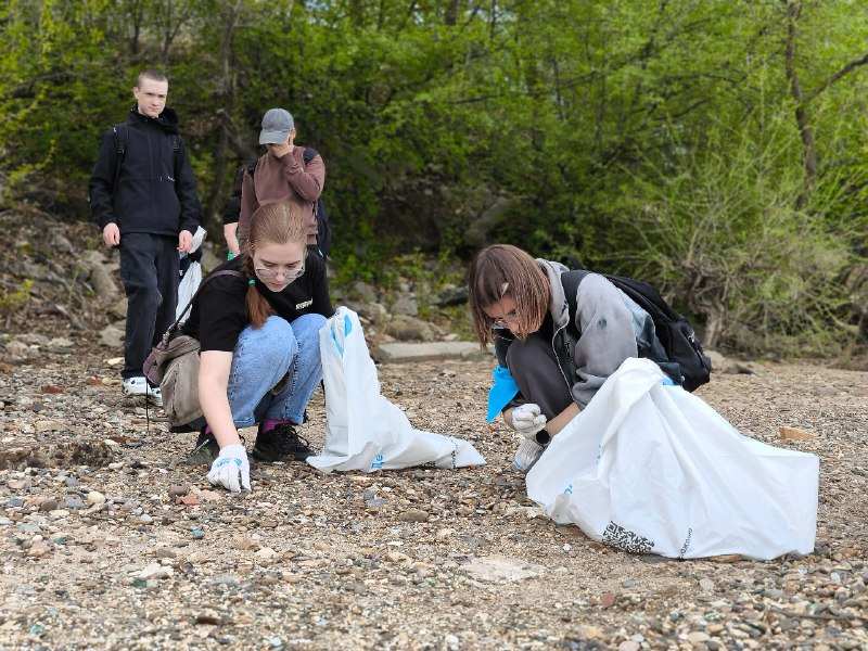 Добровольцы вынесли с Зейского пляжа 400 мешков мусора