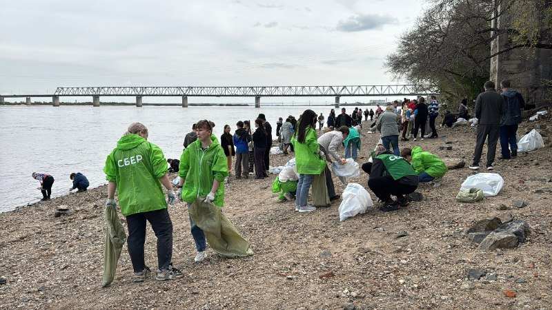 Добровольцы вынесли с Зейского пляжа 400 мешков мусора