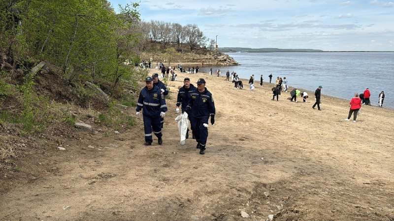 Добровольцы вынесли с Зейского пляжа 400 мешков мусора