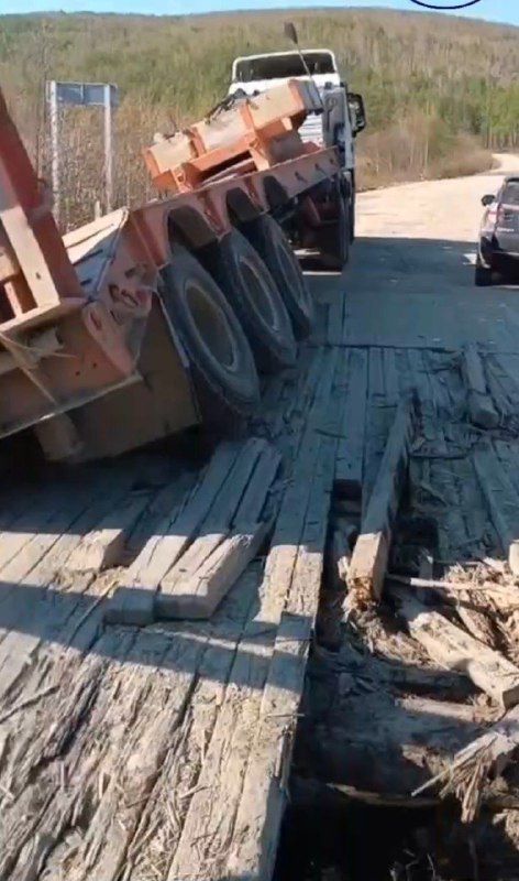 В Приамурье большегруз разрушил мост, ведущий к населенному пункту