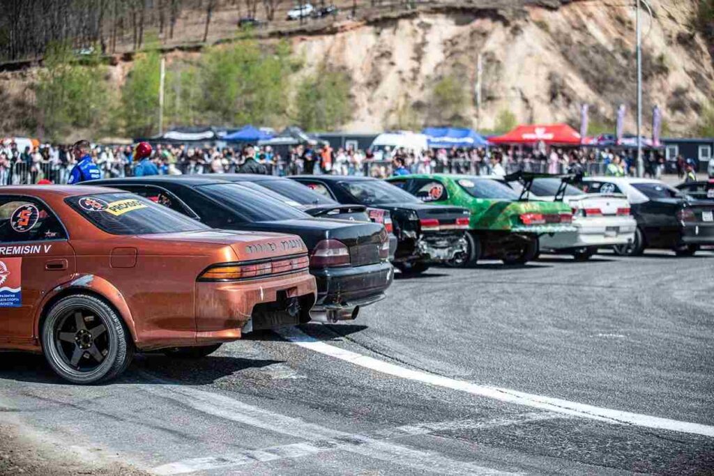 Победители первого этапа получили заслуженные кубки. В их числе и известные амурские пилоты Иван Канищев и Илья Чернов, занявшие высшие ступени пьедестала почёта. Третье место завоевал хабаровчанин Сергей Контеев. В квалификации лучше всех проехал Илья Чернов.