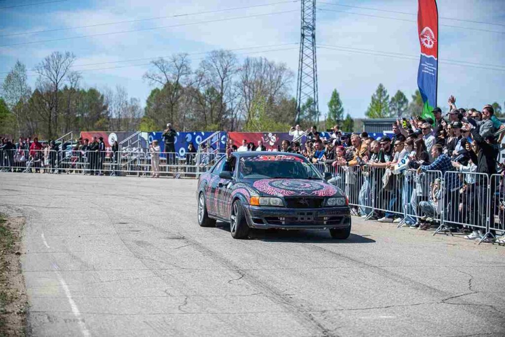 Победители первого этапа получили заслуженные кубки. В их числе и известные амурские пилоты Иван Канищев и Илья Чернов, занявшие высшие ступени пьедестала почёта. Третье место завоевал хабаровчанин Сергей Контеев. В квалификации лучше всех проехал Илья Чернов.