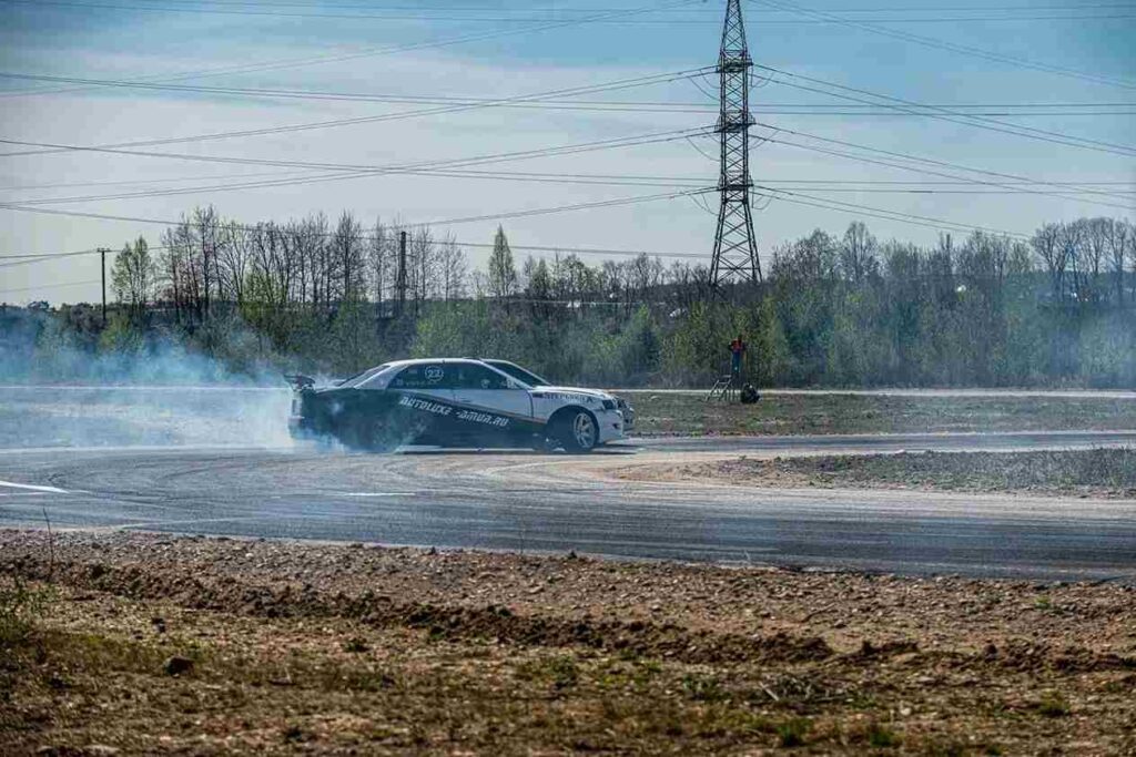 Победители первого этапа получили заслуженные кубки. В их числе и известные амурские пилоты Иван Канищев и Илья Чернов, занявшие высшие ступени пьедестала почёта. Третье место завоевал хабаровчанин Сергей Контеев. В квалификации лучше всех проехал Илья Чернов.