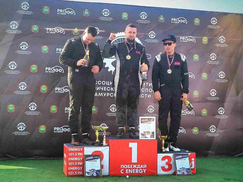 Победители первого этапа получили заслуженные кубки. В их числе и известные амурские пилоты Иван Канищев и Илья Чернов, занявшие высшие ступени пьедестала почёта. Третье место завоевал хабаровчанин Сергей Контеев. В квалификации лучше всех проехал Илья Чернов.