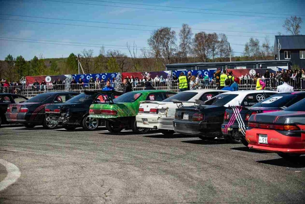 Победители первого этапа получили заслуженные кубки. В их числе и известные амурские пилоты Иван Канищев и Илья Чернов, занявшие высшие ступени пьедестала почёта. Третье место завоевал хабаровчанин Сергей Контеев. В квалификации лучше всех проехал Илья Чернов.