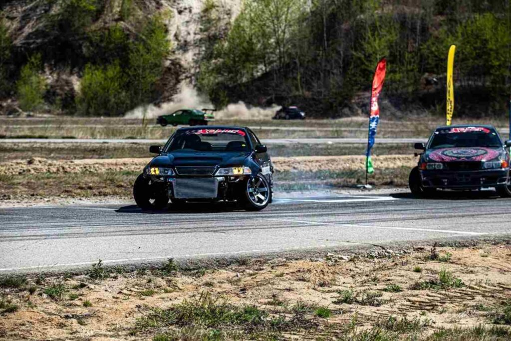 Победители первого этапа получили заслуженные кубки. В их числе и известные амурские пилоты Иван Канищев и Илья Чернов, занявшие высшие ступени пьедестала почёта. Третье место завоевал хабаровчанин Сергей Контеев. В квалификации лучше всех проехал Илья Чернов.