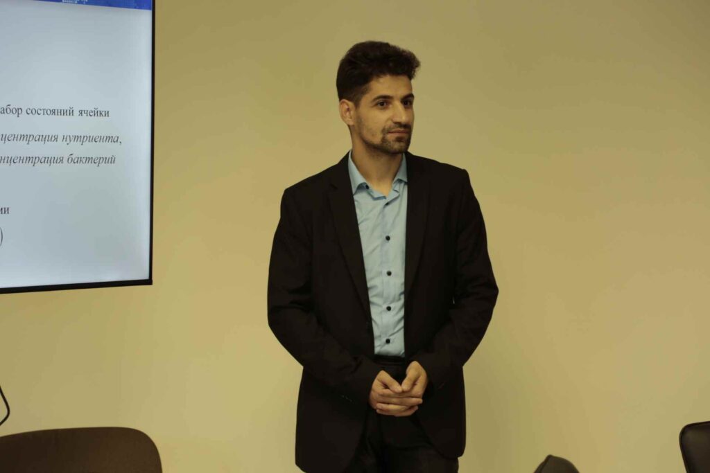 Анна Геннадьевна взрастила не одного молодого специалиста в научной сфере, ее ученик Саруханян Самвел одерживает победу в данном конкурсе уже во второй раз, что свидетельствует о высоких результатах научной деятельности и соответствии исследований приоритетам Стратегии научно-технологического развития Российской Федерации.

Поздравляем победителей конкурса, Саруханяна Самвела и Шевкуна Ивана, их научного руководителя Масловскую Анну Геннадьевну, доктора физико-математических наук, и желаем дальнейших успехов в научной работе!
