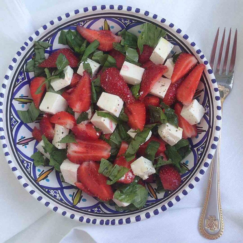 что приготовить, рецепты с клубникой, заливной пирог, салат с клубникой, клубничное суфле, рецепт суфле