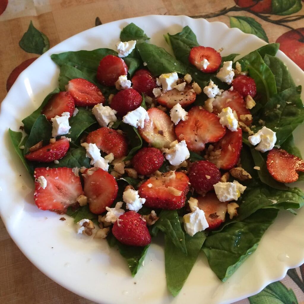 что приготовить, рецепты с клубникой, заливной пирог, салат с клубникой, клубничное суфле, рецепт суфле