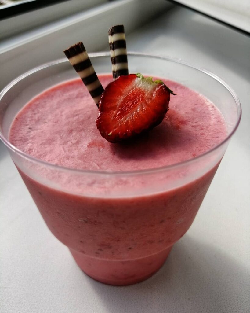 что приготовить, рецепты с клубникой, заливной пирог, салат с клубникой, клубничное суфле, рецепт суфле