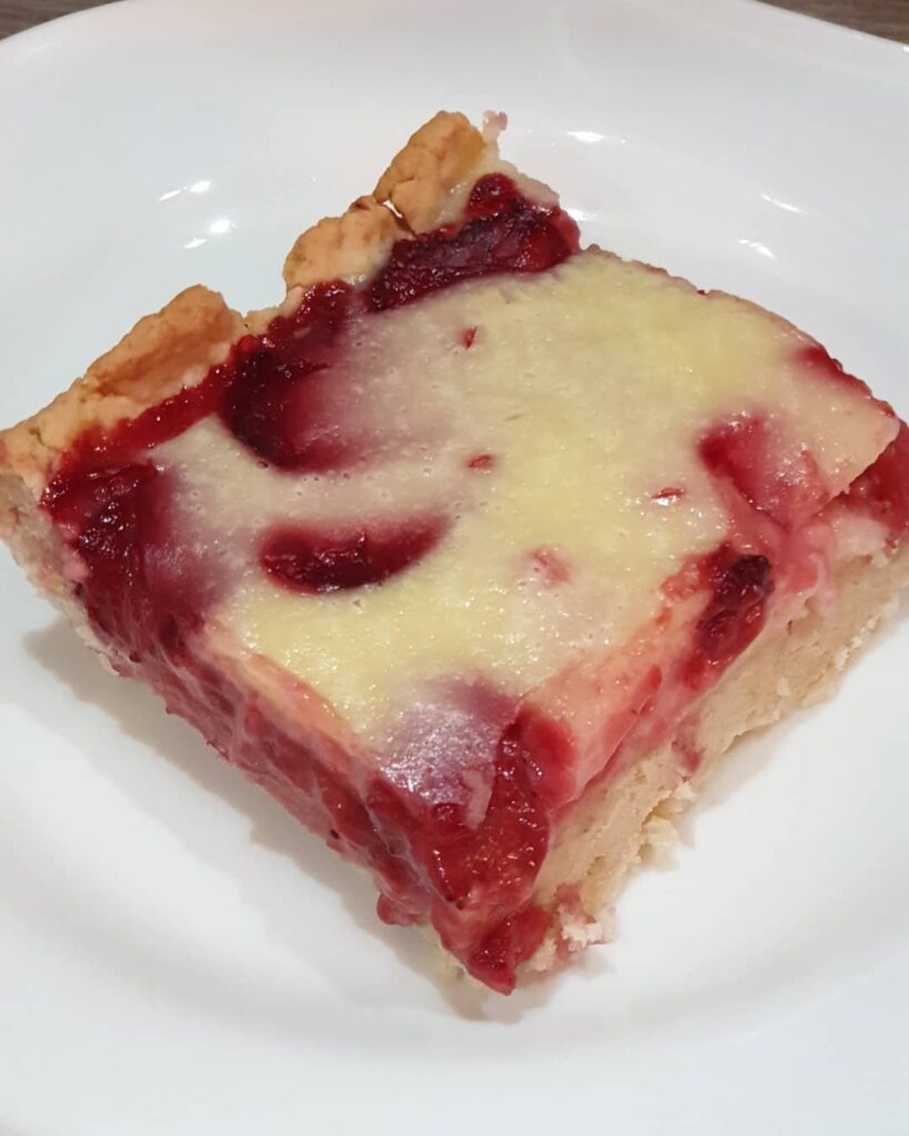 что приготовить, рецепты с клубникой, заливной пирог, салат с клубникой, клубничное суфле, рецепт суфле