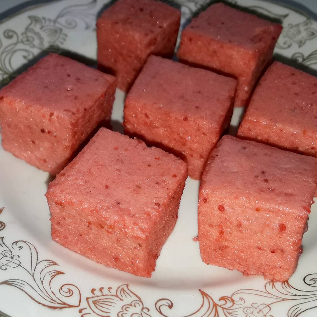 что приготовить, рецепты с клубникой, заливной пирог, салат с клубникой, клубничное суфле, рецепт суфле