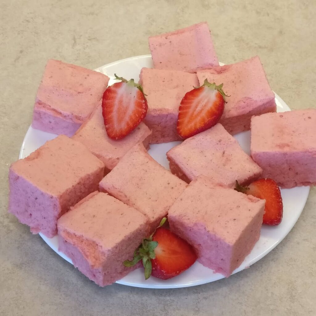 что приготовить, рецепты с клубникой, заливной пирог, салат с клубникой, клубничное суфле, рецепт суфле